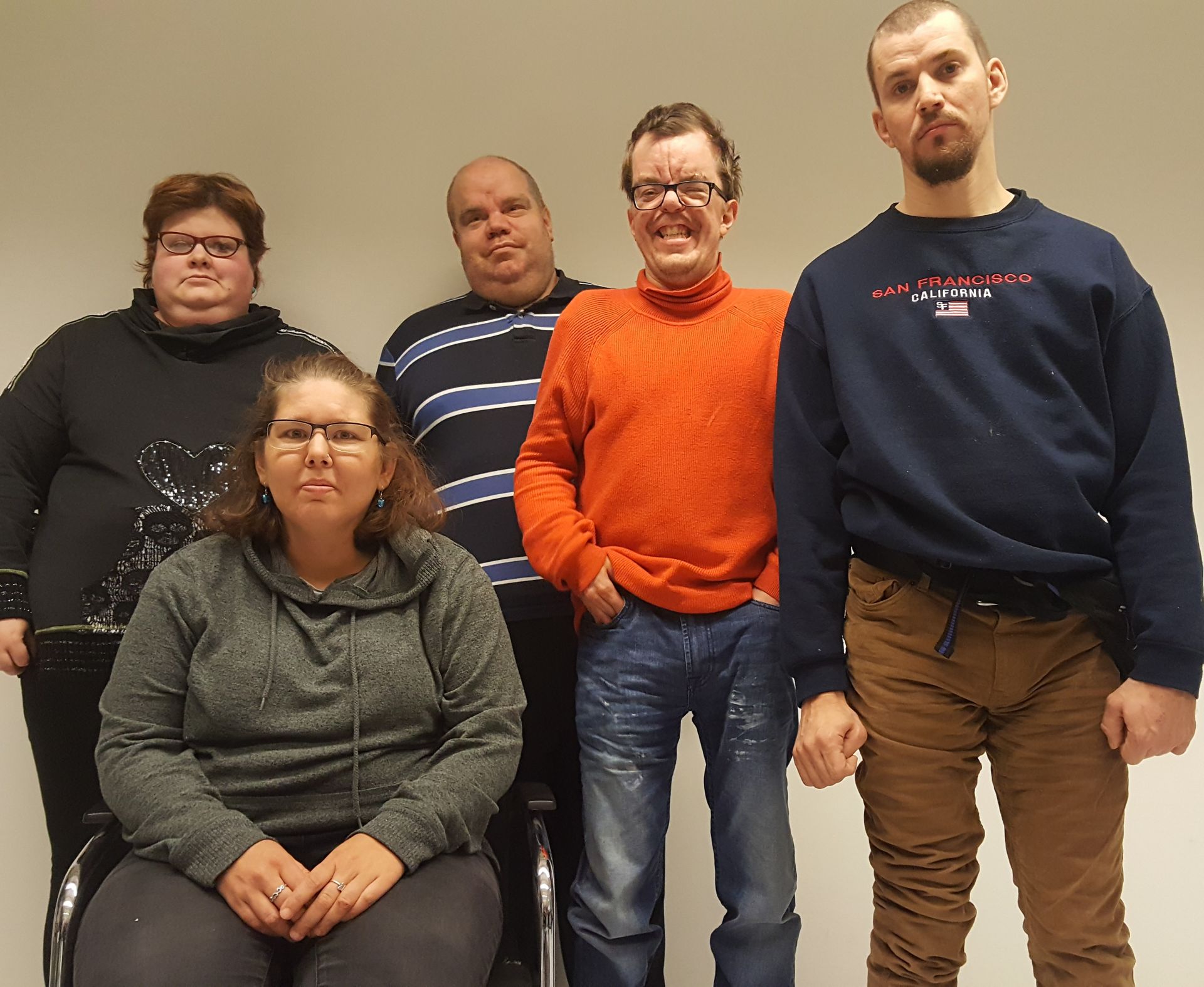 Gruppbild på 5 glada personer som är medlemmar i Hesagänget.