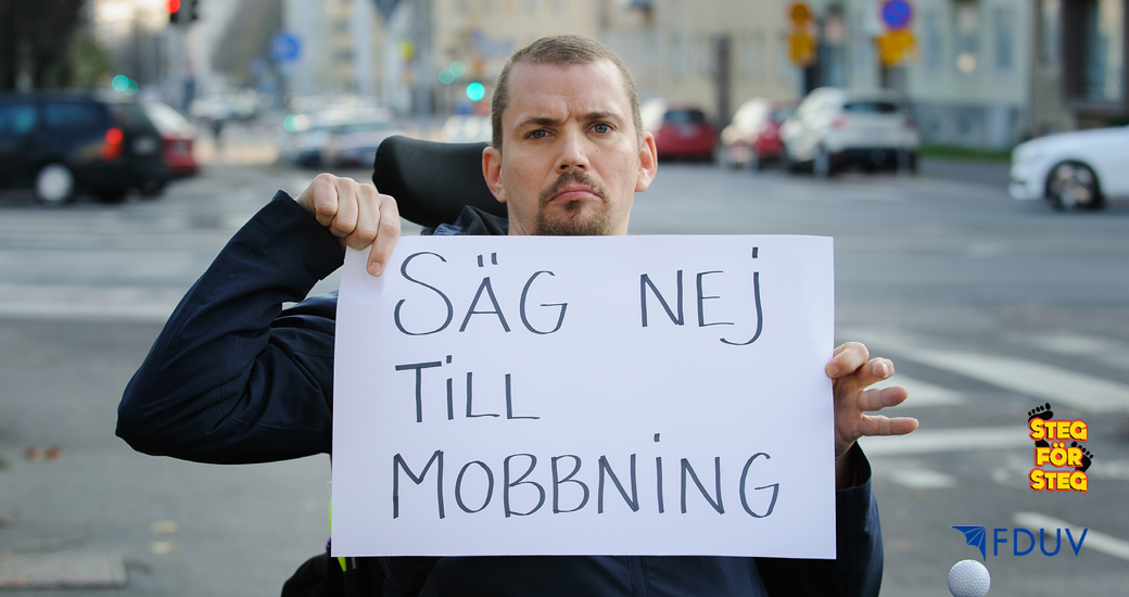 Bild på Jonas Bergholm med en skyl med texten Säg nej till mobbning.